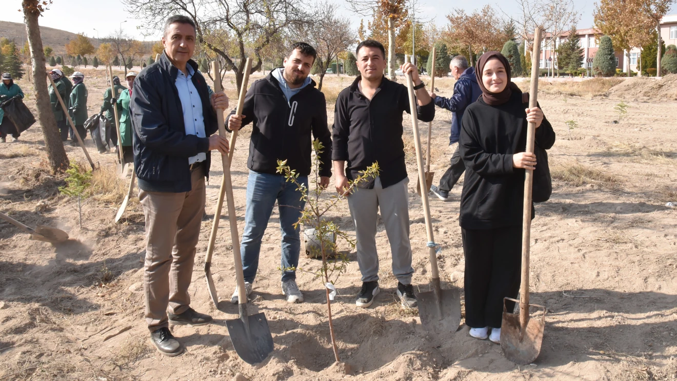 Milli Ağaçlandırma Günü’nde yüzlerce fidan toprakla buluşturuldu
